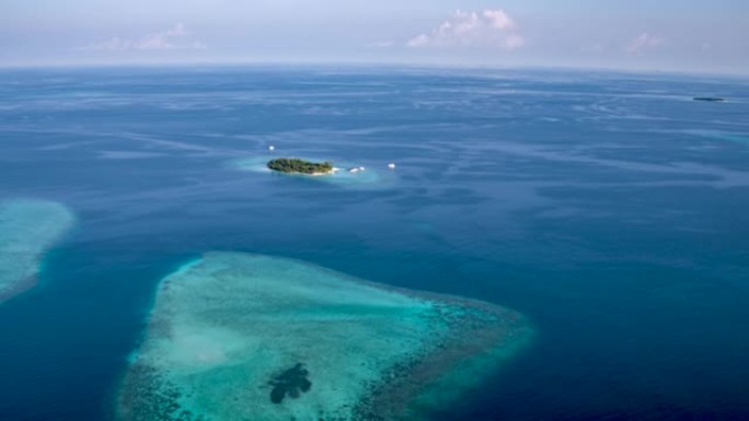 空中无人机拍摄了一个被海洋包围的小岛
