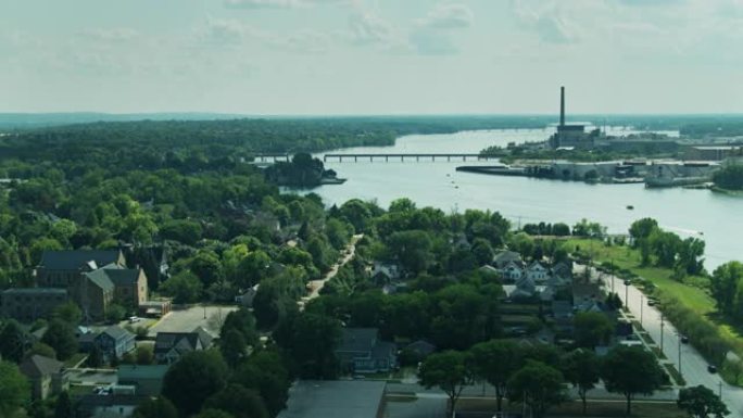 福克斯河蜿蜒穿过威斯康星州格林湾朝密歇根湖的鸟瞰图