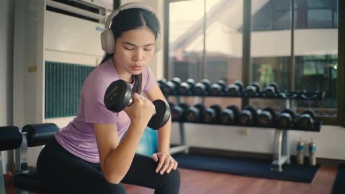 年轻女子在健身中心锻炼。