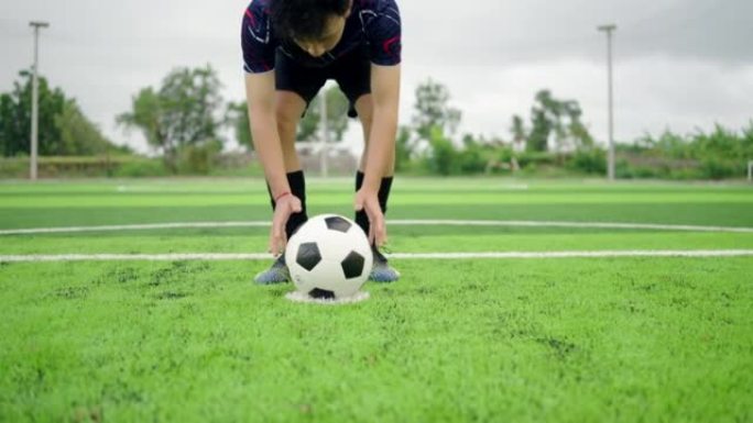 中年男子在人造草皮上的体育场与足球队比赛。