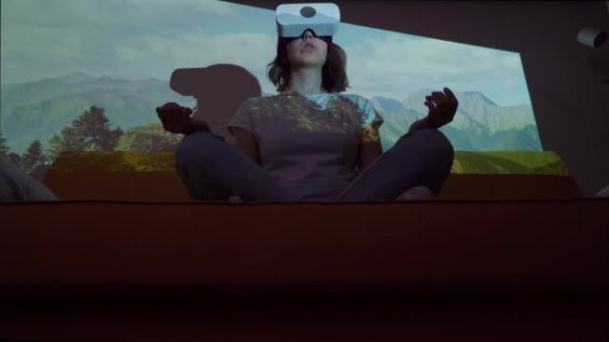 女人使用虚拟现实眼镜去另一个光点，在山上冥想。