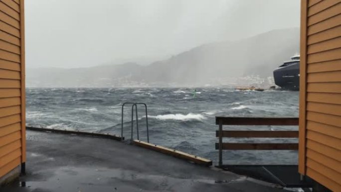 卑尔根的狂风和汹涌的海面: 极端天气条件