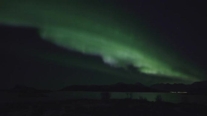 夜空中的北极光极光美景绿色极光水面倒影
