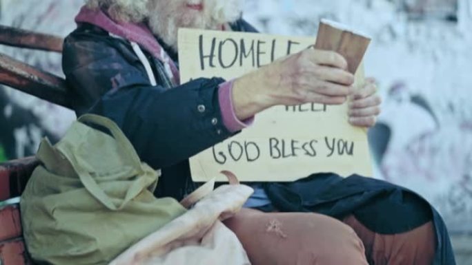 无家可归的老人穿着脏衣服，要求零钱，贫穷，饥饿