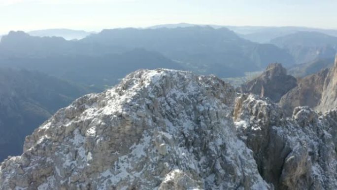 在高峰和山谷之间飞行的鸟瞰图