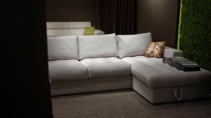 家具沙龙中优雅的米色沙发出售宽镜头。商店里没有人的现代新沙发。黑色星期五销售和消费主义概念。