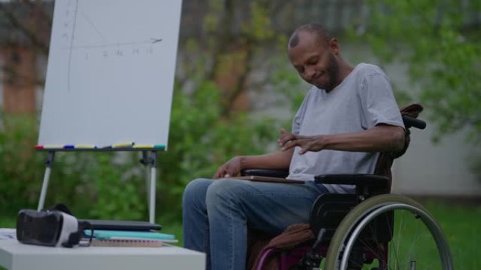 压力大的非洲裔美国残疾人关闭笔记本电脑的侧视图，表情不满意，撞到轮椅上。陷入困境的截瘫自由职业者在花