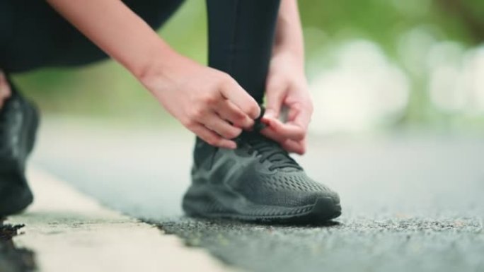 跑鞋跑步者女人在森林公园夏季跑步系鞋带。慢跑女孩运动动机健康和健身运动。
