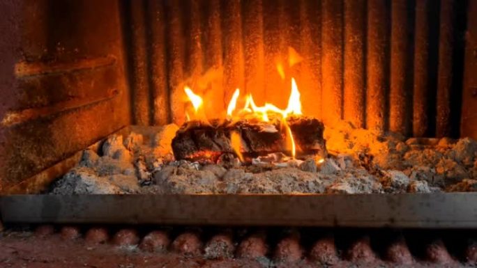 壁炉炉中着火的木块的稳定镜头