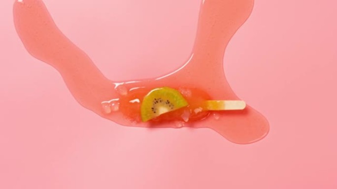 桃子和乌龙味与猕猴桃冰棒切片融化时光倒流在粉红色背景上的俯角视图