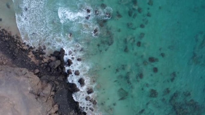 旋转空中无人机拍摄海岸线海洋黑暗地形