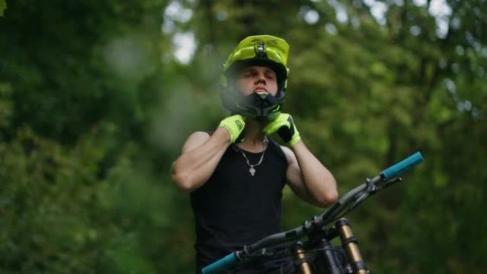 MTB赛车手在森林步道，下坡或自由骑行，肖像的比赛或训练前戴头盔