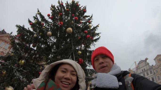东南亚游客与圣诞树合影
