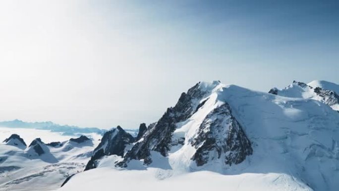 勃朗峰峰会全景。冰山和雪覆盖的尖峰