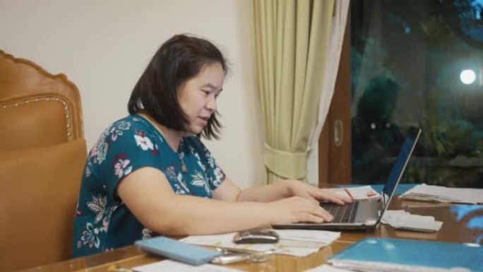亚洲妇女计算家庭开支