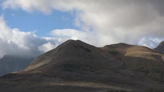 穿越草山的云层的延时视图