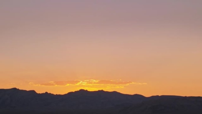 内华达州山脉后面的空中金色日出之光