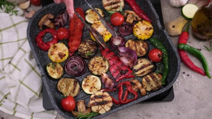 在家用厨房的烧烤煎锅中烹饪切成薄片的蔬菜