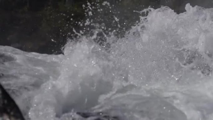 慢动作瀑布中纯净干净的未受污染的水