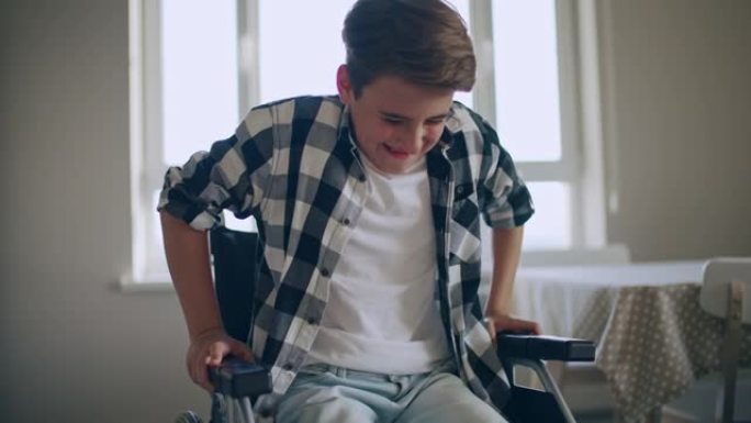 残疾男孩试图从轮椅上站起来，意志力恢复