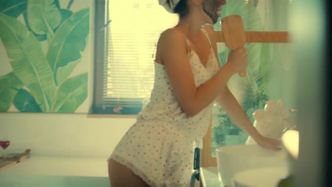 感觉棒极了。女人喜欢早上的浴室活动，在镜子前玩得开心。向成像麦克风唱歌