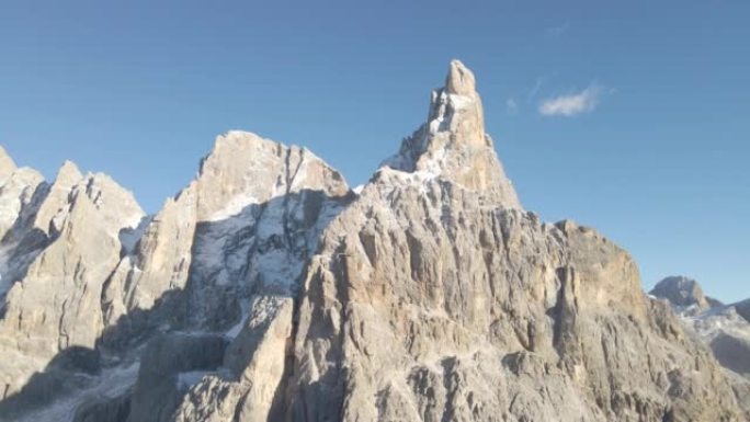 山峰和高山山谷之间飞行的鸟瞰图