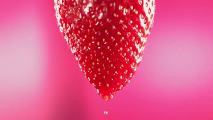 草莓流出汁的慢动作宏观镜头