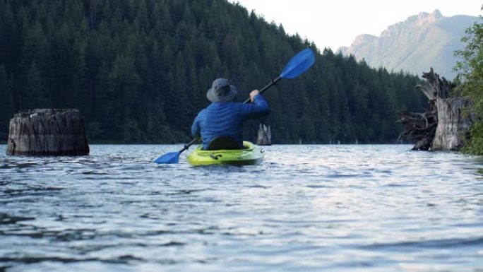 在原始的高山湖泊慢动作中逃离大自然的皮划艇冒险