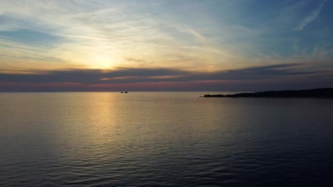 宁静的海洋和希腊村庄的空中风景