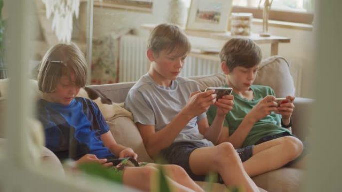 在家空闲时间。四、忙碌的男生在智能手机上玩游戏