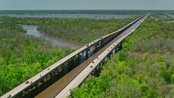 路易斯安那州Atchafalaya盆地大桥的航拍