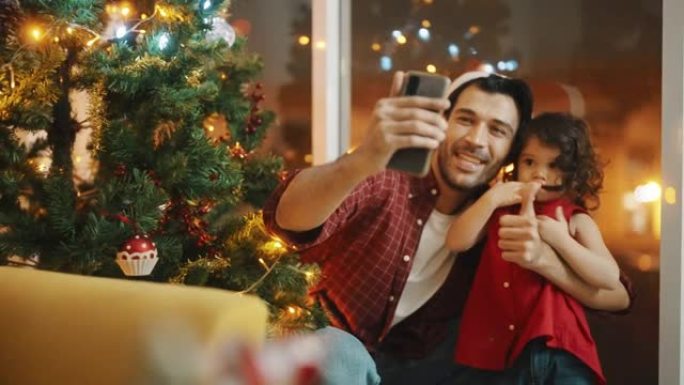 可爱的父女在圣诞节的智能手机上与母亲热情交谈。