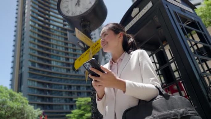 商务女性在外面，慢动作拍摄商务女性穿着西装在外面散步，通过电话开会。