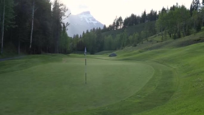 高尔夫球场和远山的风景