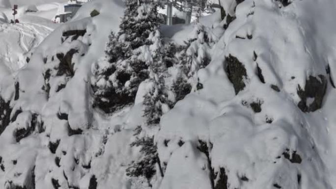 空中无人机揭示了被雪山包围的滑雪缆车的镜头