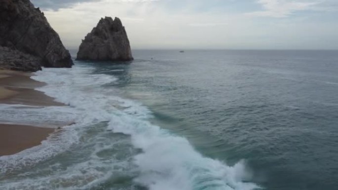 海岸线和太平洋冲浪的空中风景