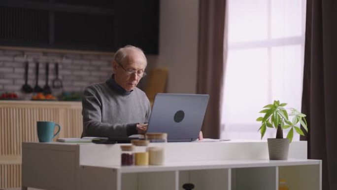 退休人员在家远程工作，通过计算器计数并在笔记本电脑中填写报告，经验丰富的会计师