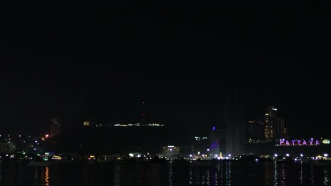 除夕倒数夜在芭堤雅举行跨年庆典
海上夜晚的城市景观上的烟花。节日庆祝活动背景