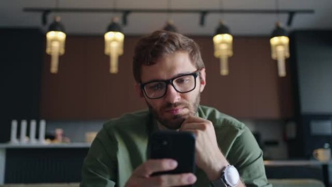 房间里有智能手机的男人的肖像，社交媒体的男性用户正在互联网上阅读新闻
