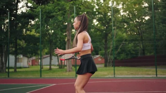 运动女人在夏天在户外打网球，职业或初学者网球运动员