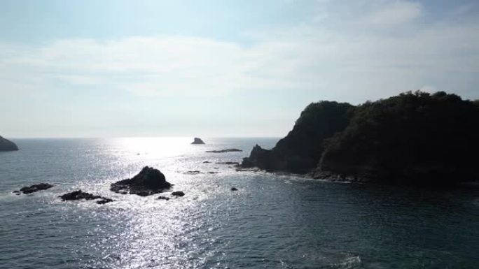 海岸线和太平洋冲浪的空中风景