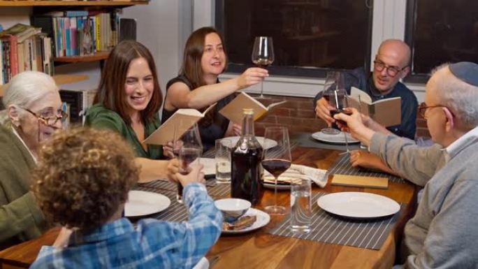 家人在逾越节晚餐时喝葡萄酒