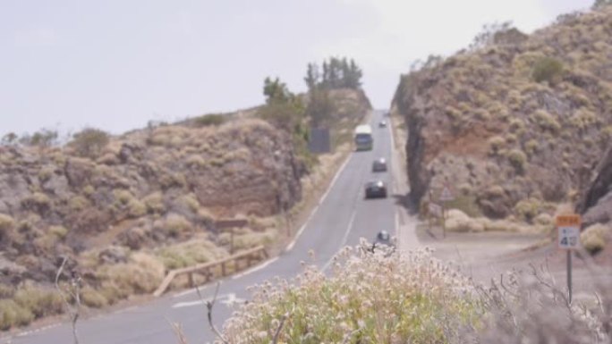远摄照片拍摄了一条沙漠道路，汽车驶过
