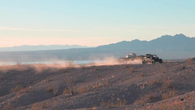 在沙漠山脊上进行的所有地形车辆比赛
