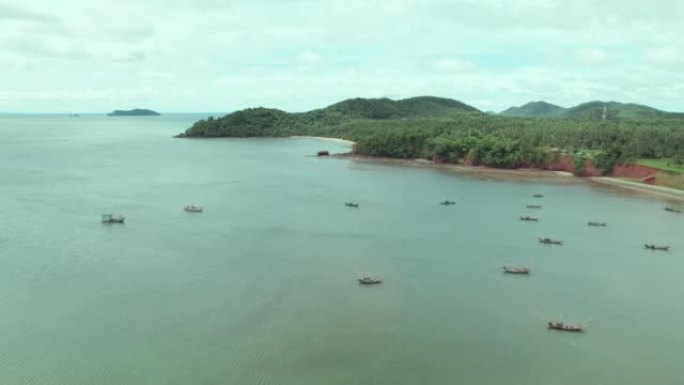 在泰国昌丰奥通萨昂湾Pha Daeng的热带岛屿附近，用当地设备捕捞鱿鱼的海中渔船的鸟瞰图