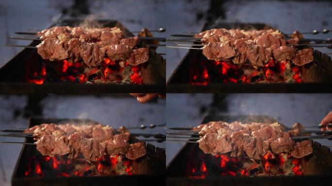 用木炭烹饪肉
熏制的开胃烤肉