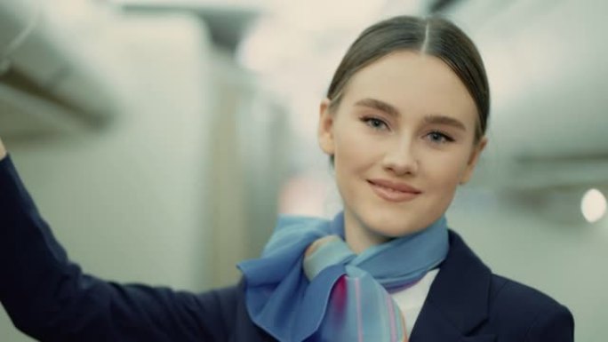 在飞机上工作时微笑的空姐肖像。