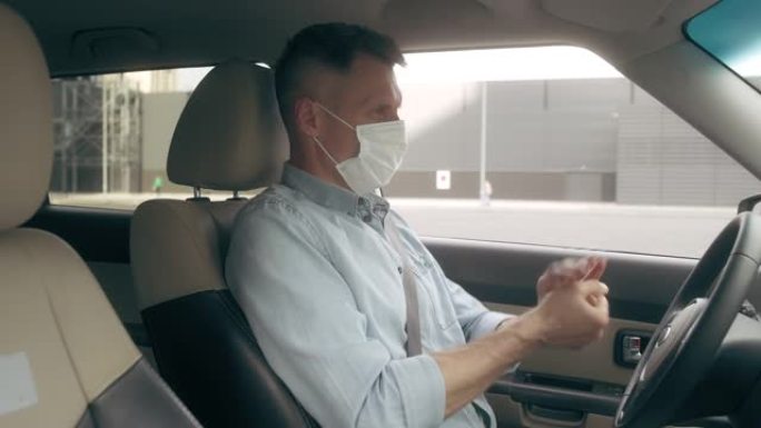 男性驾驶员在防护面罩上喷洒消毒剂，注意事项