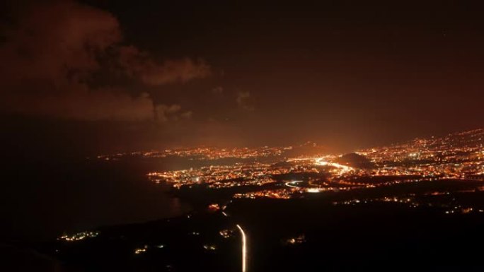 带照明城镇的海岸线鸟瞰图，夜景。时间流逝