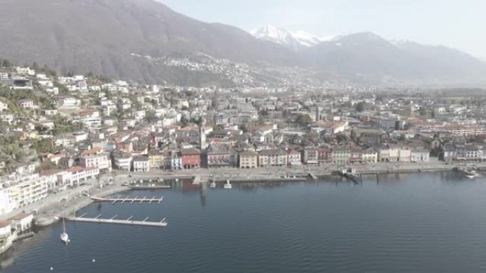 空中无人机拍摄了山区的湖边小镇